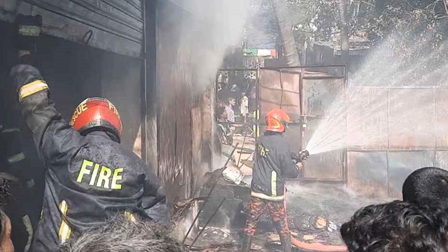 চট্টগ্রামে বহুতল ভবনে ভয়াবহ আগুন